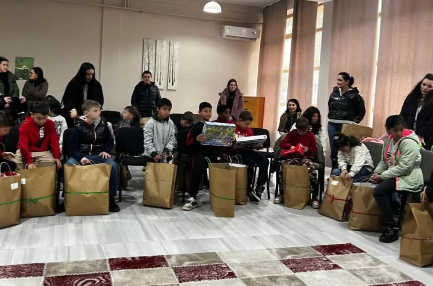 Foto nga aktiviteti: Shpërndarja e dhuratave për Fëmijët