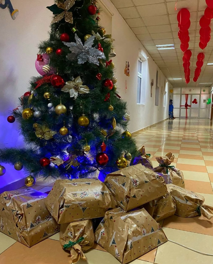 Foto nga aktiviteti: Shpërndarja e dhuratave për fëmijët në departamentin e onkologjisë pediatrike